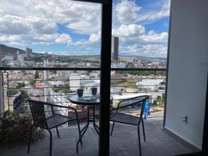 Un balcón o terraza de Luxury, security, infinity pool, view, centric