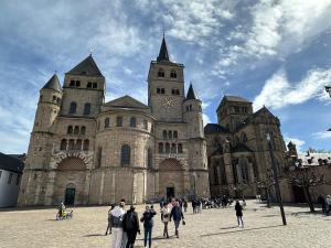 a group of people standing in front of a castle at Neue Fewo Mosel-Glück - Urlaub im Wein- und Ferienort Bekond - Direkte Autobahnanbindung nach Trier & Luxembourg in Bekond +8 photos