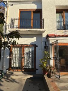 Bangunan di mana terletaknya rumah tamu ini