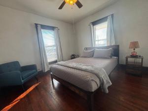Ένα ή περισσότερα κρεβάτια σε δωμάτιο στο 3BR suite w/ office close ISU