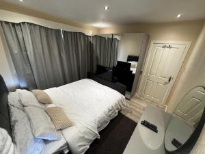 Gallery image of 230 Councillor Lane in Cheadle +6 photos