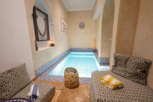 Πισίνα στο ή κοντά στο Riad Darna 4 chambres avec piscine et petit déjeuner
