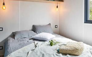 Postel nebo postele na pokoji v ubytování Camping 4 étoiles - Piscine - eehda0 + 48 fotografií