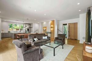 Χώρος καθιστικού στο SoCo Oasis - 4BR, Pool, Gym, Fire Pit, DT ATX