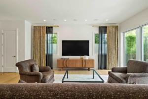 Μια τηλεόραση ή/και κέντρο ψυχαγωγίας στο SoCo Oasis - 4BR, Pool, Gym, Fire Pit, DT ATX