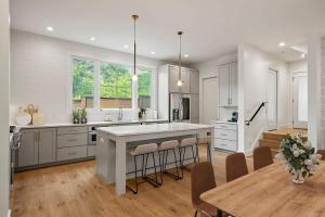 Η κουζίνα ή μικρή κουζίνα στο SoCo Oasis - 4BR, Pool, Gym, Fire Pit, DT ATX +31 φωτογραφίες