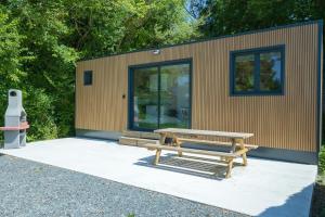 a tiny house with a picnic table in front of it at Tiny T, 4 personnes Loches, proche zoo de Beauval in Loches