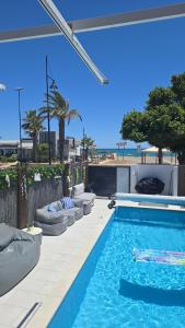 Бассейн в Casa de Almano - Torremolinos direct on beach или поблизости