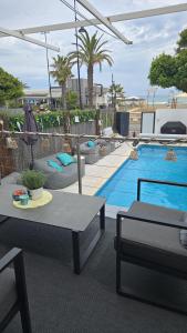Бассейн в Casa de Almano - Torremolinos direct on beach или поблизости