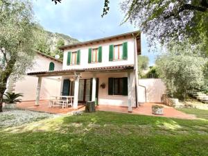 a villa with a view of the yard at [Exclusive Villa Punta San Vigilio] in Garda