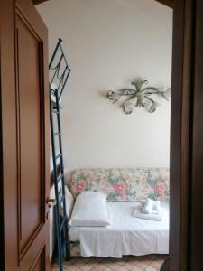 Postel nebo postele na pokoji v ubytování Exclusive Villa Punta San Vigilio