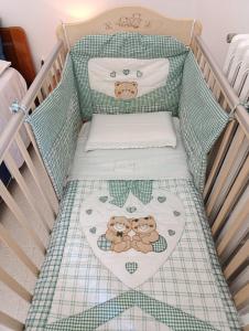a crib with two teddy bears on it at Le Rondini in Trani