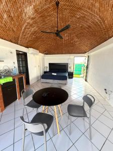 ein Zimmer mit einem Tisch und Stühlen und einem Bett in der Unterkunft Hermoso loft frente al mar vista increíble in Cancún
