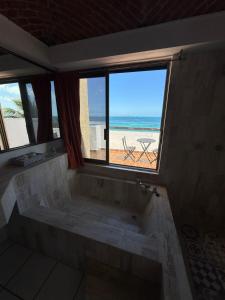 eine Badewanne mit Strandblick in der Unterkunft Hermoso loft frente al mar vista increíble in Cancún + 8 Fotos