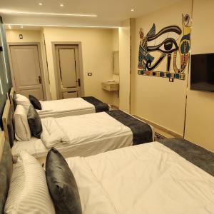 Postel nebo postele na pokoji v ubytování Red Pyramids Hotel