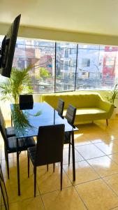 アヤクーチョにあるDuplex en el centro!!のソファとテーブルと椅子のあるリビングルーム