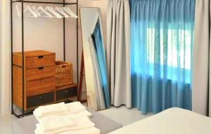 1 dormitorio con espejo y tocador con toallas en Gorgeous Apartment In Santa Maria Di Cte, C, en Santa Maria di Castellabate