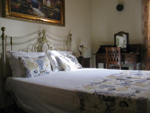 ガリポリにあるB&B IN VILLAのベッドルーム(白いベッド、枕付)