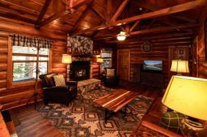 Ruang duduk di Fox Cabin - Central Location, Fireplace, Deck, Barbecue