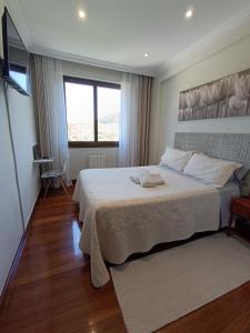una camera da letto con un letto grande e una finestra di Habitación 1 con vistas a Bilbao