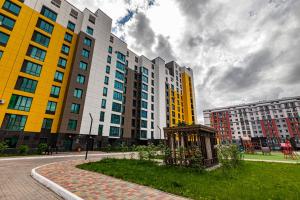 een groep hoge gebouwen in een stad bij Комфортные апартаменты в центре города in Astana