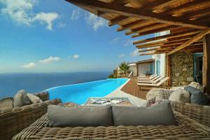 a villa with a view of the infinity pool at M11 - King and Queens Villa - Luxury Villa with pool & gym in Mýkonos City +42 photos