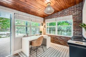 een keuken met een wit aanrecht en een bakstenen muur bij Northwood Haven - Light-Filled Bungalow Close to Rybovich Marina in West Palm Beach