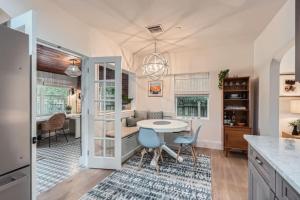 een keuken en eetkamer met een tafel en stoelen bij Northwood Haven - Light-Filled Bungalow Close to Rybovich Marina in West Palm Beach