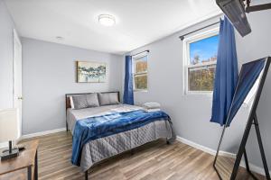 a bedroom with a bed and a window at Peaceful Hideaway - NYC & NWK with free parking in Newark