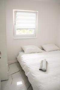 Ένα ή περισσότερα κρεβάτια σε δωμάτιο στο Cozy in Konjic Apartment