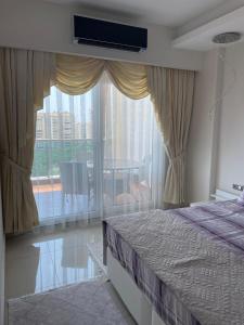 En eller flere senge i et værelse på Lovely apartment in Azura Park Residence + 17 billeder