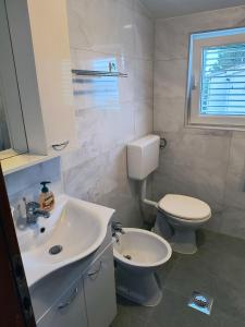 Ένα μπάνιο στο Apartment Glory