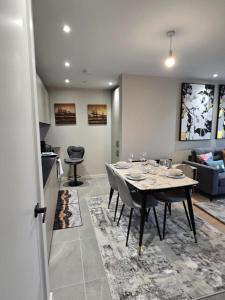 a dining room with a table and a kitchen at Mega5 Modern 2Bedroom Luxury Apartment Deansgate-2baths, 2toilets, free on site car park in Manchester +14 photos