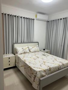a bed in a bedroom with curtains and a bed sidx sidx sidx sidx at Residencial JL Francia II in Ensanche Savica de Mendoza