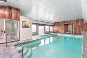 una piscina con agua azul en un edificio en Spacious Home with Indoor Pool, en Vancouver