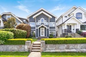 una casa con un paisaje delante de ella en Family-Friendly 3BR Home, en Vancouver