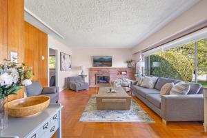 Una sala de estar con un sofá y una chimenea. en Spacious Home with Indoor Pool, en Vancouver