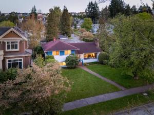 una vista aérea de una casa con patio en Spacious Home with Indoor Pool, en Vancouver