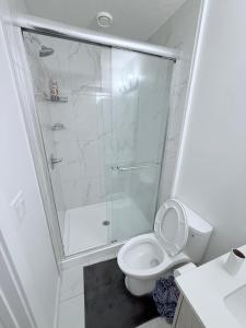 Ένα μπάνιο στο Cozy Private Room Near Calgary Airport with Parking