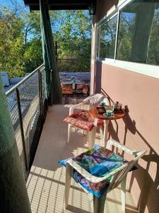 un patio con tavolo e sedie su un balcone di La Casona a Mendoza Altre 8 foto