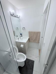 Ένα μπάνιο στο Cozy Private Room Near Calgary Airport with Parking