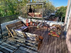 una terrazza con 2 panche, un tavolo e sedie di La Casona a Mendoza