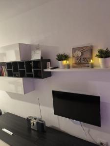 TV a/nebo společenská místnost v ubytování Sea view cozy apartment with pool