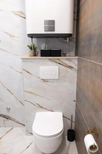 杜布罗夫尼克Anita的一间带卫生间的浴室和墙上的电视