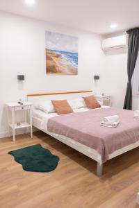 杜布罗夫尼克Anita的一间卧室配有一张大床和绿色地毯。 更多43张照片