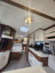 Kuchyň nebo kuchyňský kout v ubytování Caravan Hobby