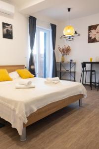 杜布罗夫尼克Anita的卧室里有一张大床，上面有黄色枕头