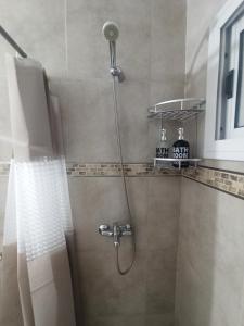 una ducha con cortina de ducha en un baño en Apartamento a Pasos del Centro, en Posadas 13 fotos más