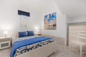 - une chambre blanche avec un lit bleu et une fenêtre dans l'établissement Santa Úrsula 21, à Costa Calma 15 autres photos