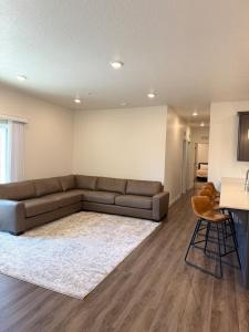 un soggiorno con un divano e un tappeto di Brand New Condo in Spanish Fork a Spanish Fork